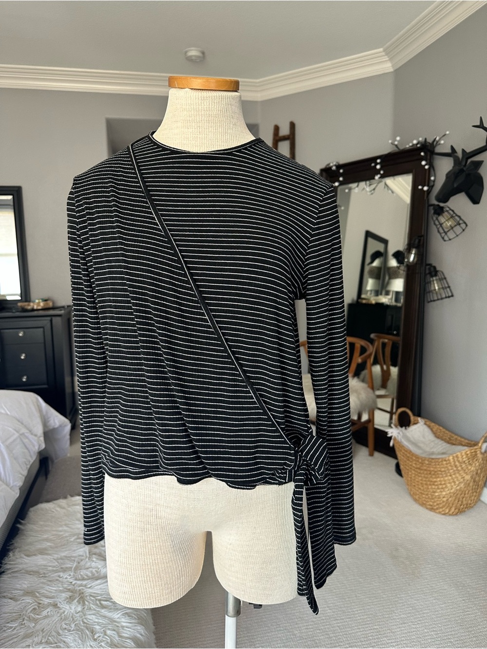 MELI Striped Long-Sleeve Tie-Side Top black and White size large - Picture 5 of 12